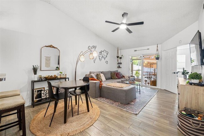 Foto del edificio - 245 Petrea Dr