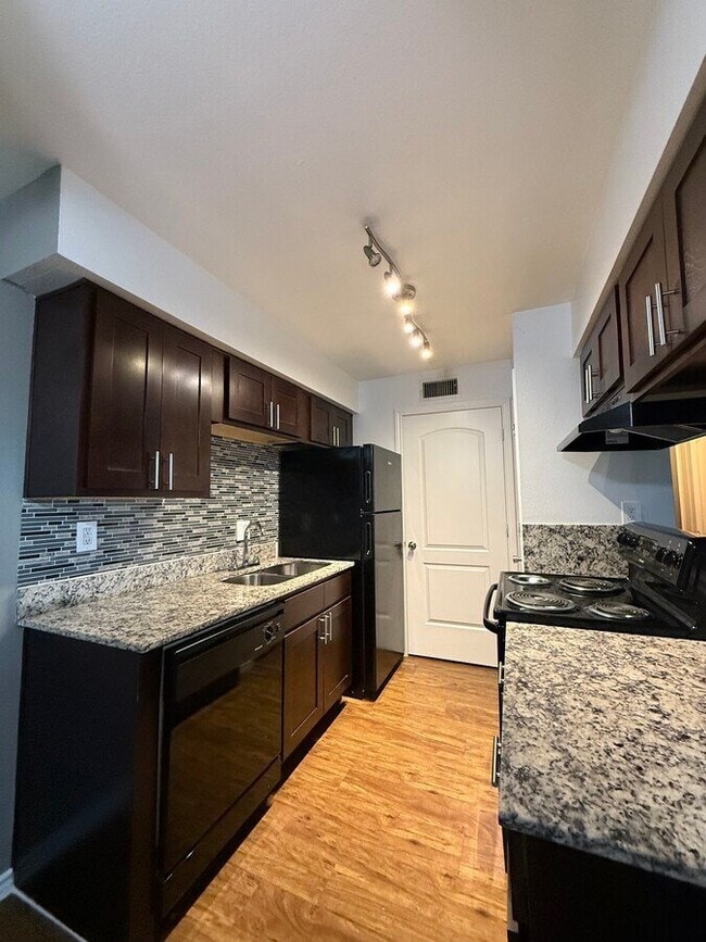 Photo - 1901 Lakeview Cir (Lewisville, TX) Apartment