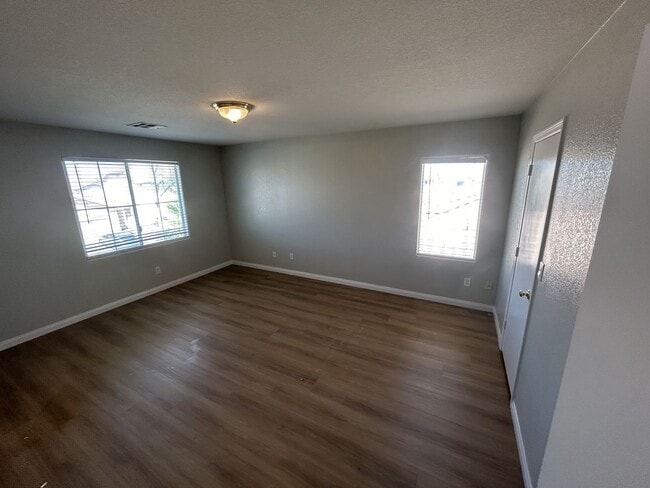 Building Photo - SW 2 story!