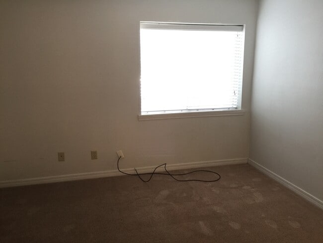 Building Photo - Great 1 Bedroom in Shalimar Waterfont Comm...
