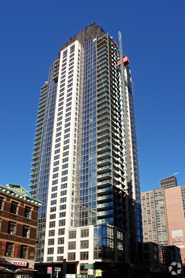 Building Photo - Chelsea Stratus