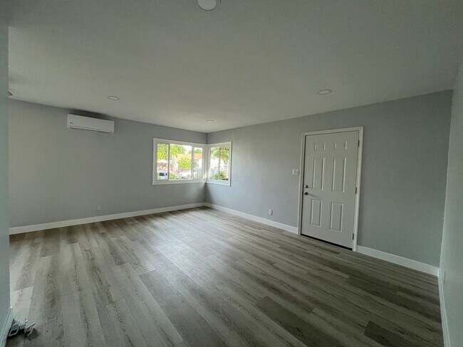 Foto del edificio - Remodeled & MOVE IN READY 2+1 duplex in Pa...