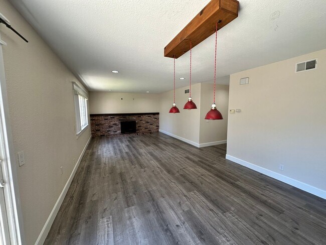 Foto del edificio - Costa Mesa Upgraded 4 bed 2 bath House in Prime location