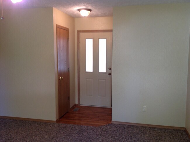 Puerta principal - 421 W Olive St