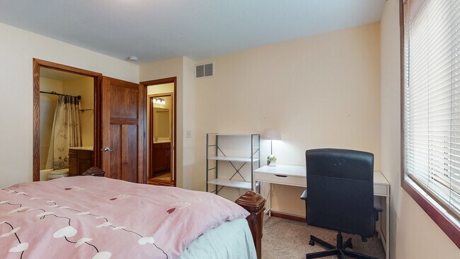 Building Photo - 5686 King Arthur Rd NW
