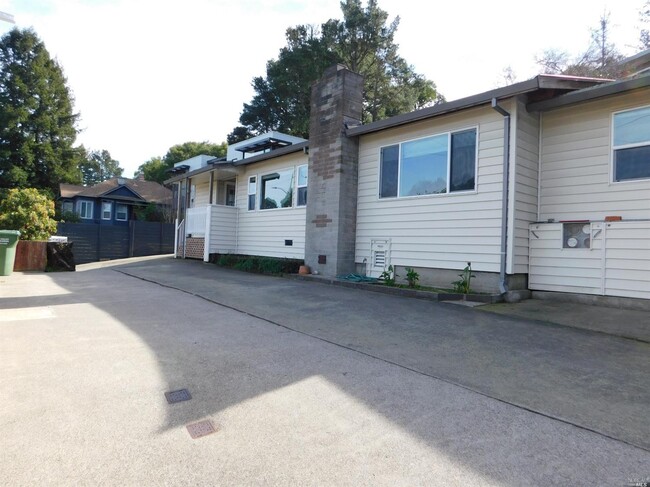 Building Photo - 858 E Blithedale Ave