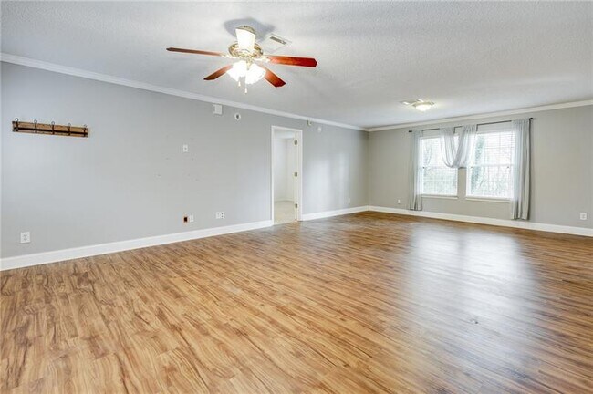 Foto del edificio - 6057 Gaines Ferry Rd