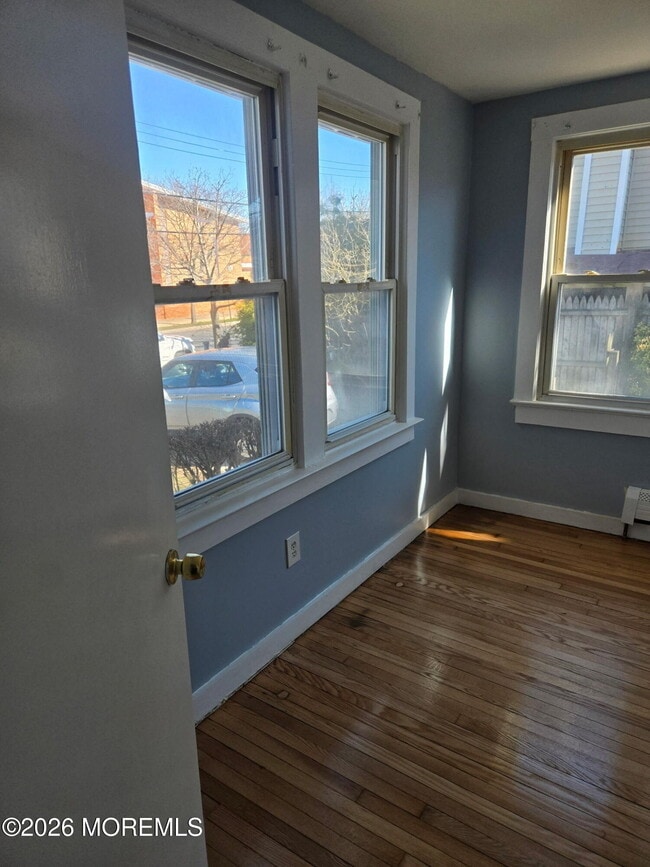 Building Photo - 811 Central Ave