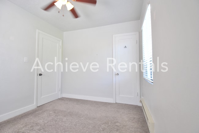 Building Photo - 1068 Crescent Dr