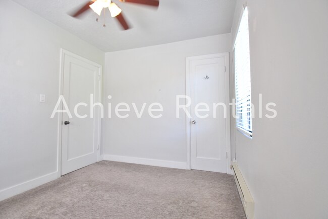 Foto del edificio - 1068 Crescent Dr