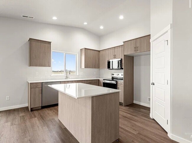 Building Photo - 5270 E Phelps Lk Dr