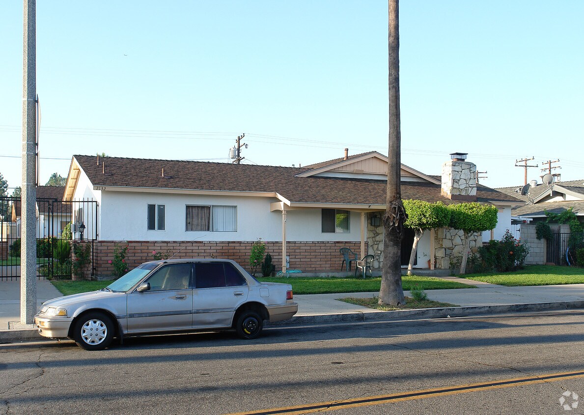 Primary Photo - 2132 E Almont Ave