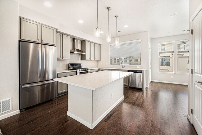 Building Photo - Stunning Solterra Townhome with Spacious B...