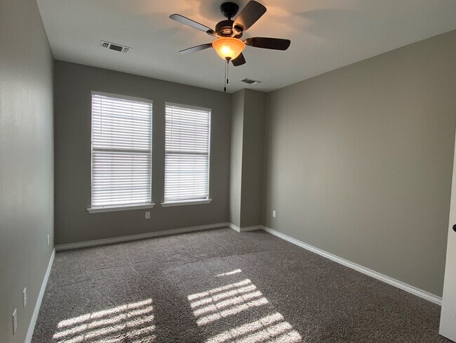 Building Photo - 3001 Pointer Ln #5C