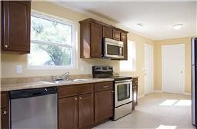 Building Photo - Nice 3BE/1BA looking cottage in convenient...