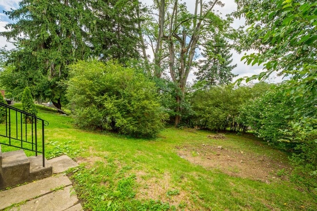 Building Photo - AVAILABLE SEPT 1ST!! GORGEOUS 3 BEDROOM IN...