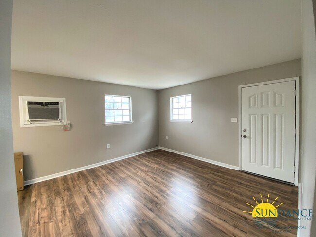 Building Photo - Great 2 Bedroom Unit in Fort Walton Beach