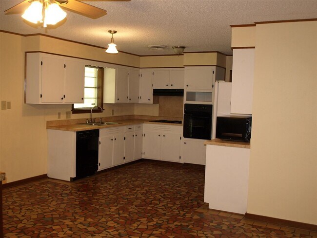Building Photo - 804 Dogwood Dr