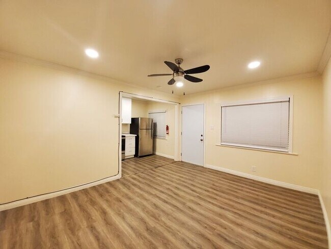Building Photo - Modern Spacious Studio with Washer and Dryer