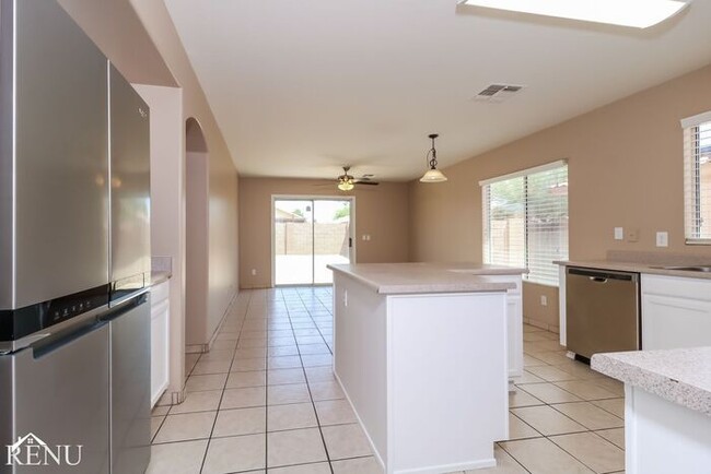 Foto del edificio - 12850 W Laurel Ln