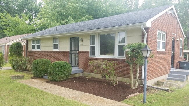 Spacious 3-Bedroom Home with Modern Updates & Huge Backyard - Spacious 3-Bedroom Home with Modern Updates & Huge Backyard