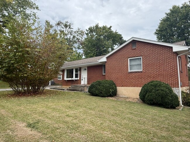 Building Photo - 3 Bedrooms, 1.5 Baths, Ranch in North Roan...