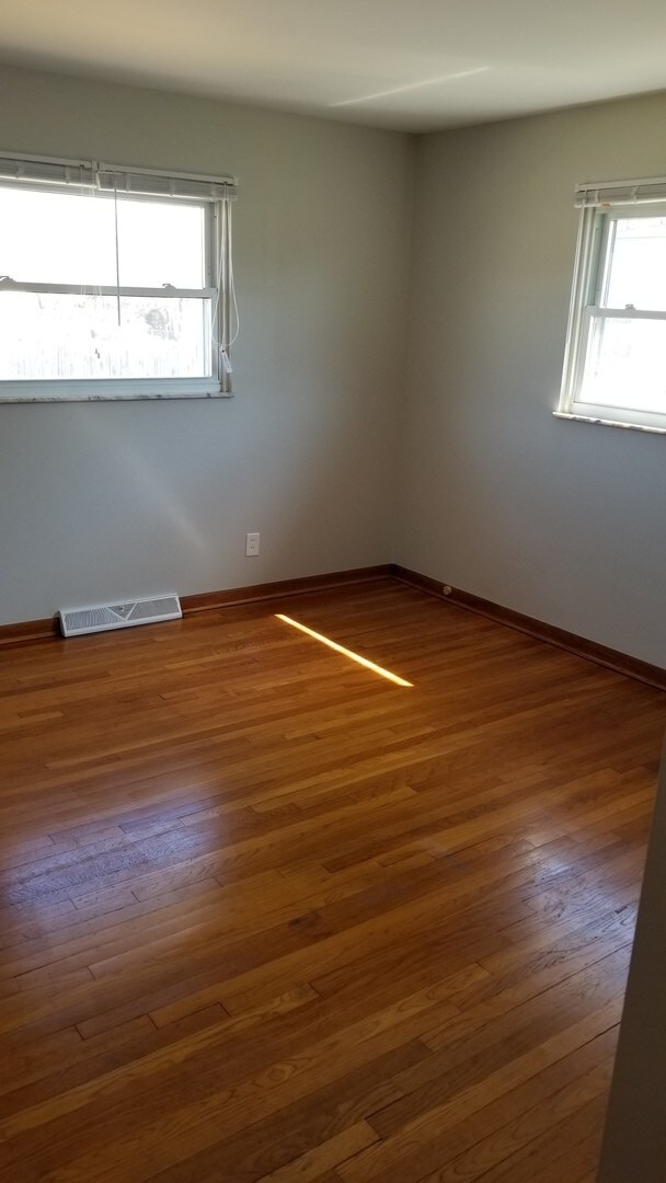 Building Photo - 350 N Grener Ave
