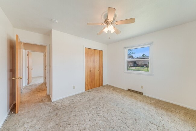 Building Photo - 2 bedroom 1 bathroom duplex-Available JUNE 2026