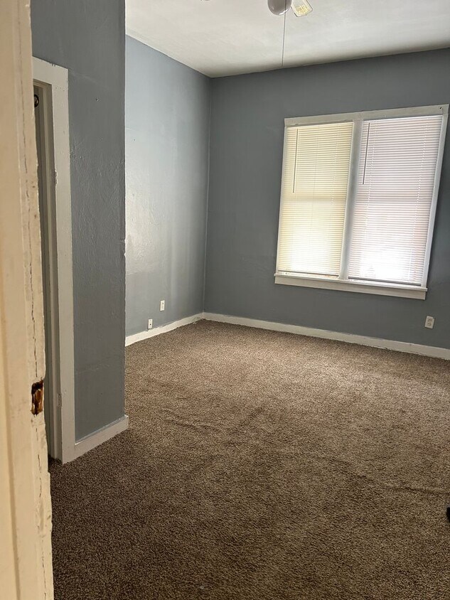 Foto principal - Cute 2 bedroom home - enclosed large back ...