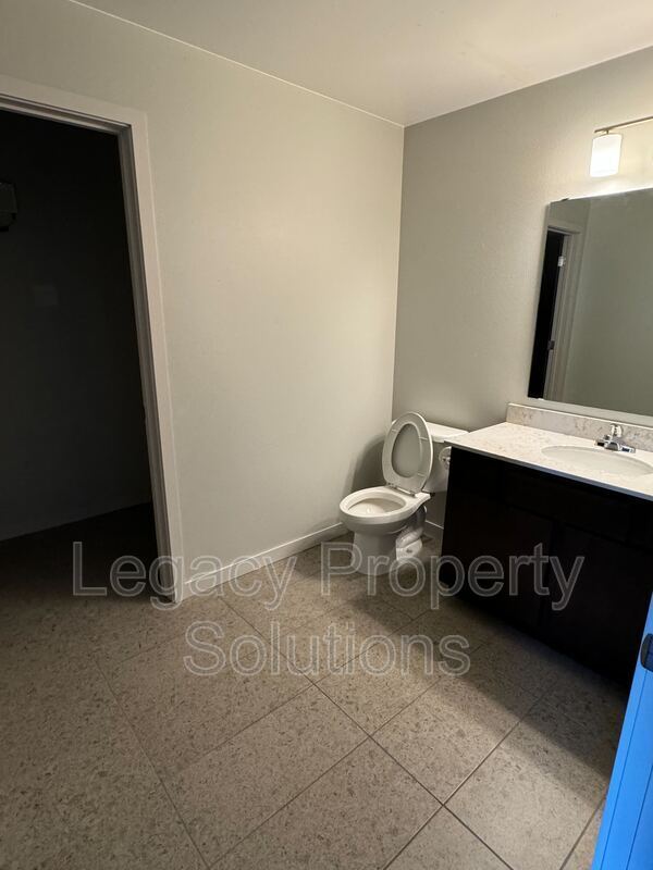 Foto del edificio - 208 E Greenfield Ln