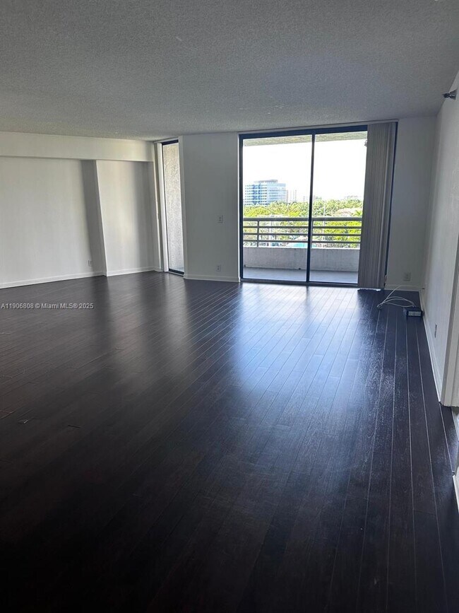 Foto del edificio - 3300 NE 191st St