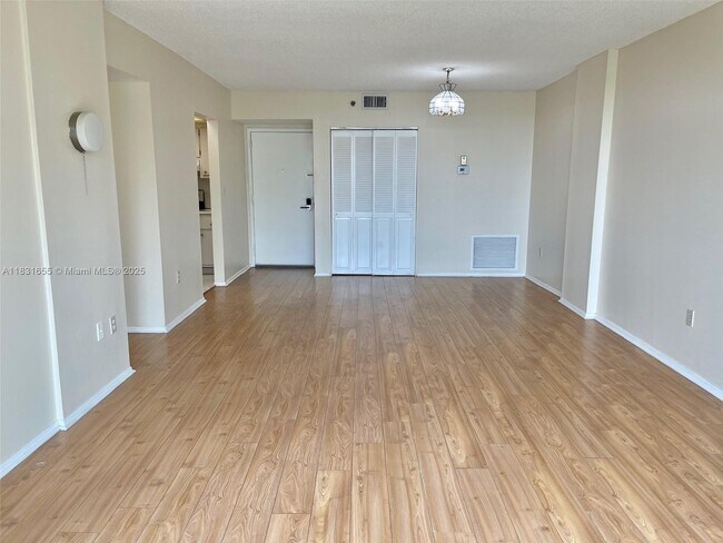 Foto del edificio - 919 Hillcrest Dr