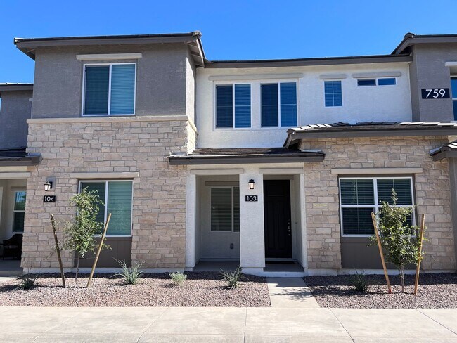 Foto del edificio - TOWN HOME WITH COMMUNITY POOL , GATED COMMUNITY in GILBERT!
