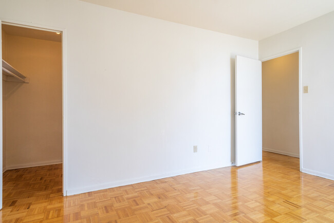 Building Photo - *THREE MONTHS FREE RENT* Walking Distance ...