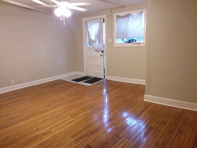 Sala de estar - 5464 S Everett Ave