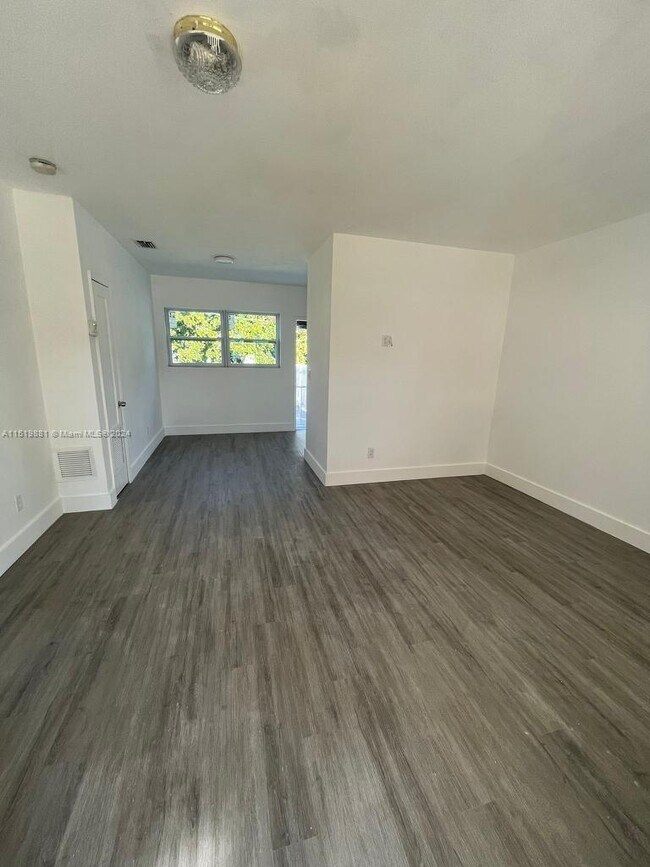 Foto del edificio - 5825 SW 9th Terrace