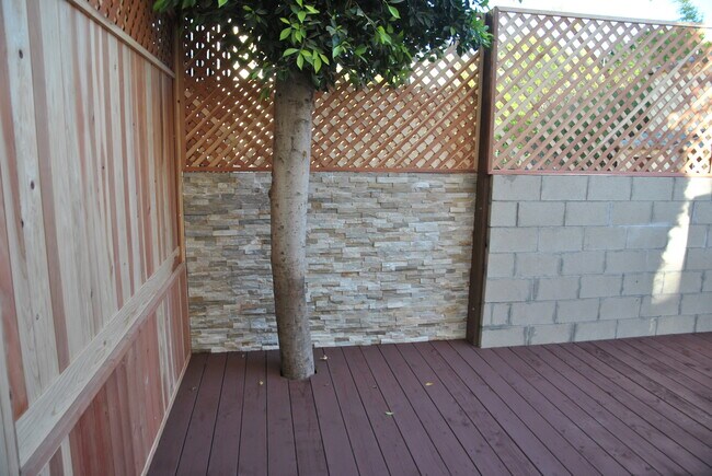 Building Photo - 1266 N Poinsettia Pl