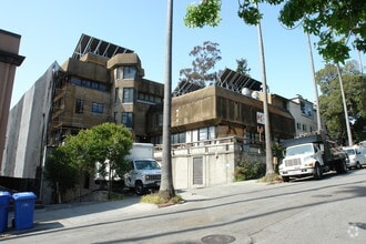 Building Photo - Ridge House/Casa Zimbabwe