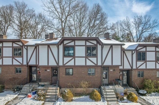 Building Photo - 2 Bedroom Townhouse in Cedar Hollow