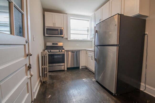 Building Photo - 2445 W Rosemont Ave