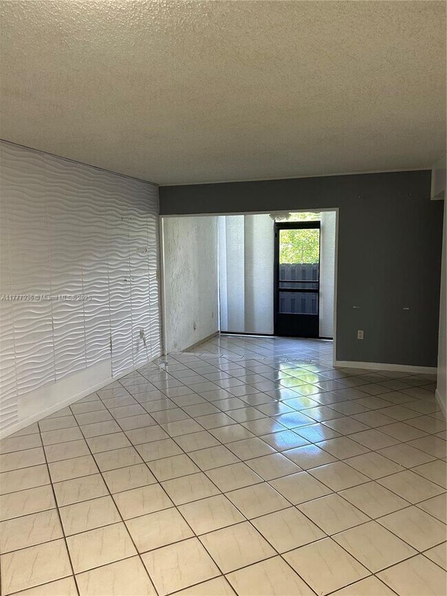 Building Photo - 9445 Fontainebleau Blvd