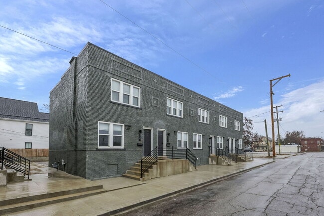 Building Photo - Modern 2BR Townhouse | Walk to Downtown | All Utilities Included