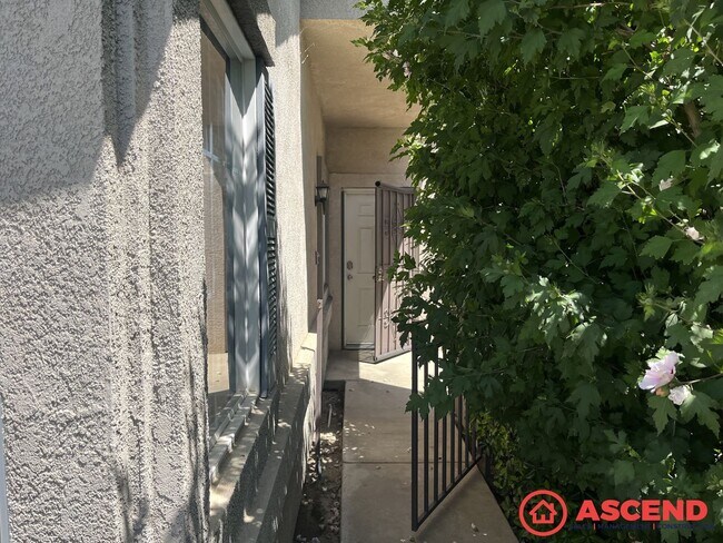 Building Photo - 3 Bedroom Home In Southwest Bakersfield!