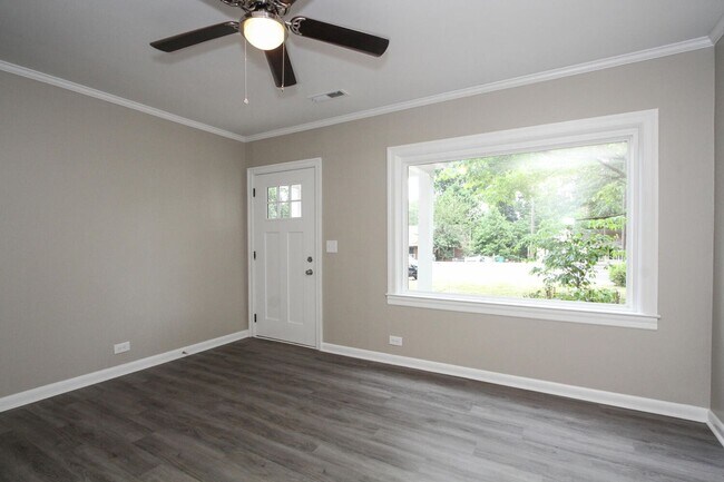 Foto del edificio - Adorable  2 bedroom 1 bath Home . Close to...
