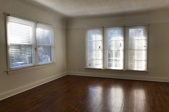 Amplia sala de estar con muchos ventanales. - 1134 N Gardner St
