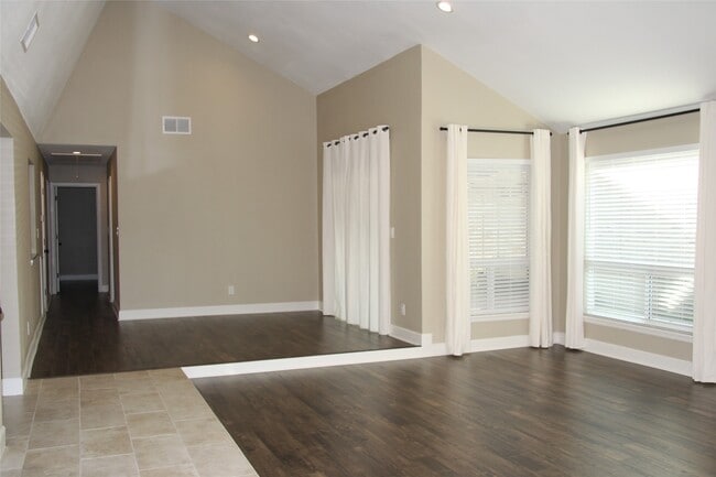 Building Photo - 2227 Highland Hills Dr