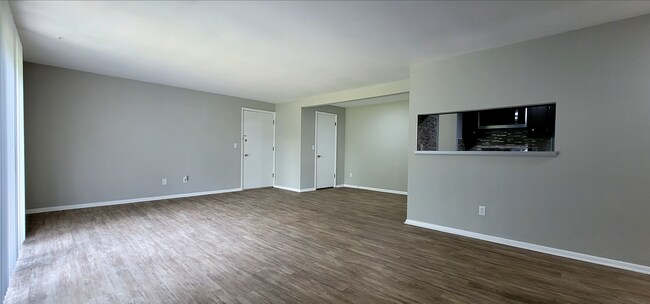 Foto del edificio - Spacious top floor  2 bedroom 1 bath Apart...