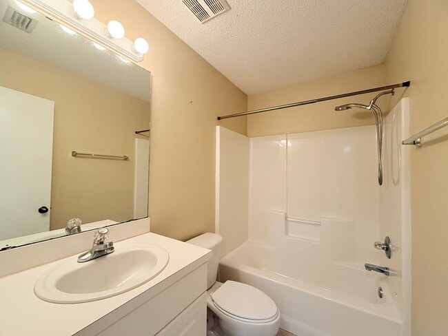 Building Photo - Charming 2 Bed/2 Bath Duplex