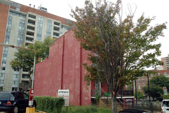 Building Photo - 307 W Grace St