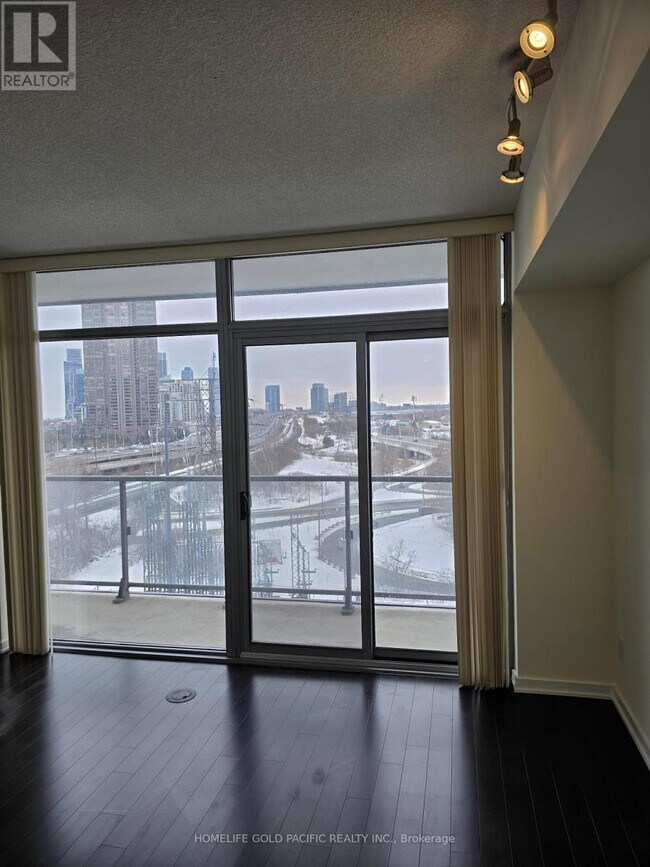 Photo du bâtiment - 105 The Queensway